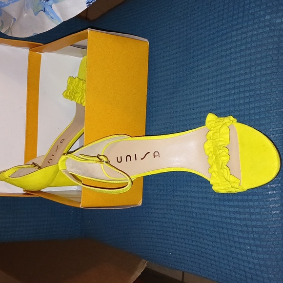 Multi fabric yellow heels. - Picture 3 of 3